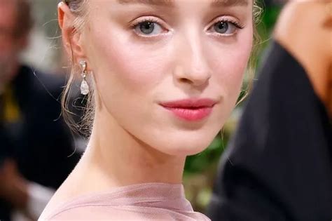 Phoebe Dynevor is Engaged to Boyfriend。